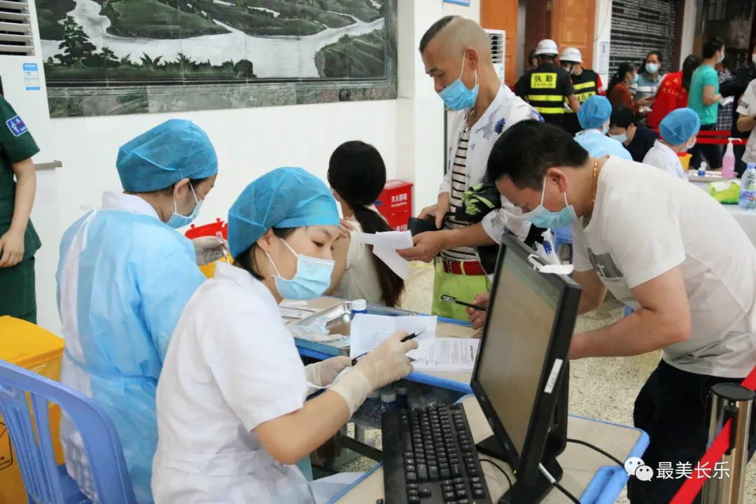 【我为群众办实事】疫苗接种暖人心 志愿服务有温度,全区已完成26.9万剂次接种! 【我为群众办实事】疫苗接种暖人心 志愿服务有温度,全区已完成26.9万剂次接种!