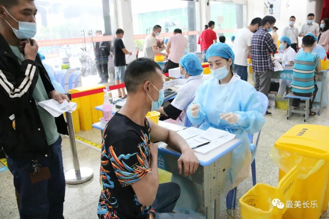 【我为群众办实事】疫苗接种暖人心 志愿服务有温度,全区已完成26.9万剂次接种! 【我为群众办实事】疫苗接种暖人心 志愿服务有温度,全区已完成26.9万剂次接种!