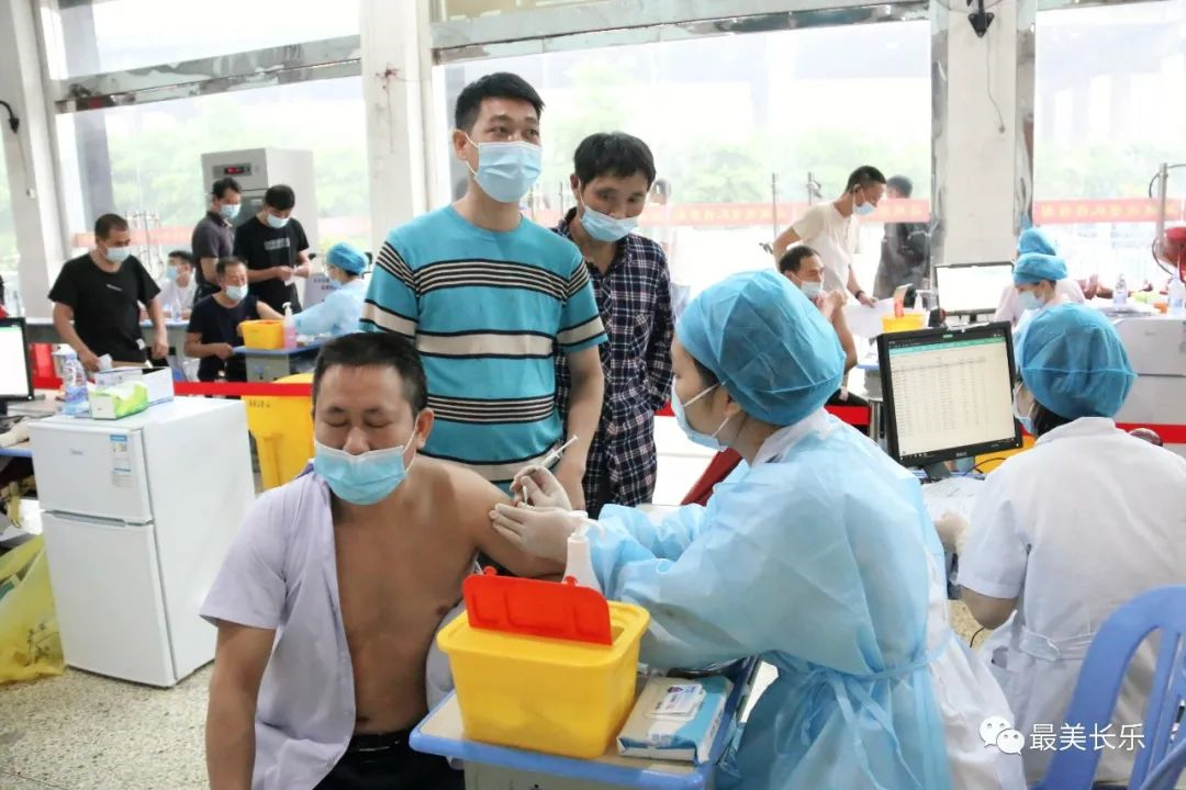 【我为群众办实事】疫苗接种暖人心 志愿服务有温度,全区已完成26.9万剂次接种! 【我为群众办实事】疫苗接种暖人心 志愿服务有温度,全区已完成26.9万剂次接种!