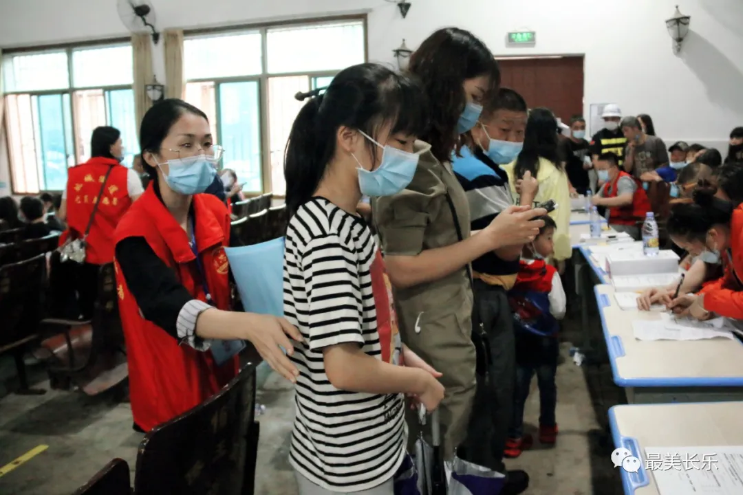 【我为群众办实事】疫苗接种暖人心 志愿服务有温度,全区已完成26.9万剂次接种! 【我为群众办实事】疫苗接种暖人心 志愿服务有温度,全区已完成26.9万剂次接种!