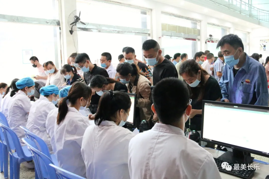 【我为群众办实事】疫苗接种暖人心 志愿服务有温度,全区已完成26.9万剂次接种! 【我为群众办实事】疫苗接种暖人心 志愿服务有温度,全区已完成26.9万剂次接种!