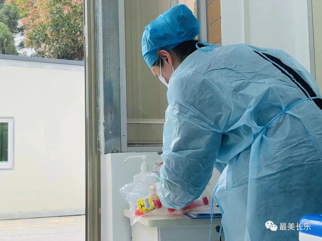 抗击疫情!这群“蓝精灵”一直在战斗...... 抗击疫情!这群“蓝精灵”一直在战斗......