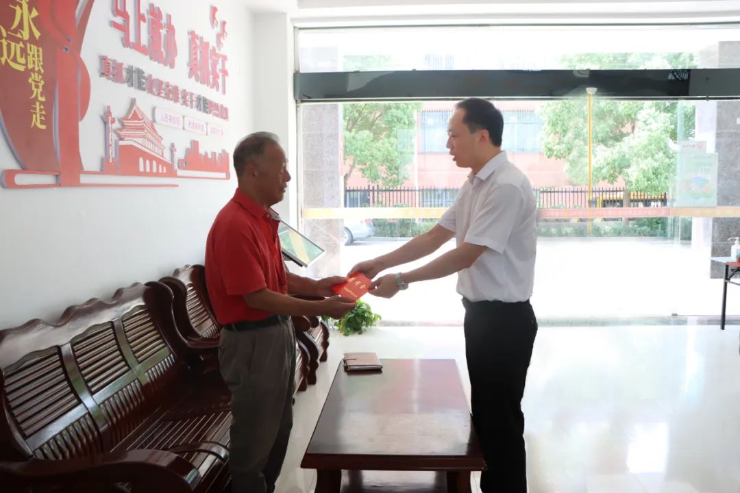 浓浓情意暖人心!“七一”前夕区长廖海军走访慰问困难老党员 浓浓情意暖人心!“七一”前夕区长廖海军走访慰问困难老党员
