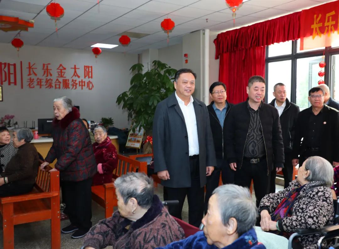 区领导看望慰问高龄老人 区领导看望慰问高龄老人